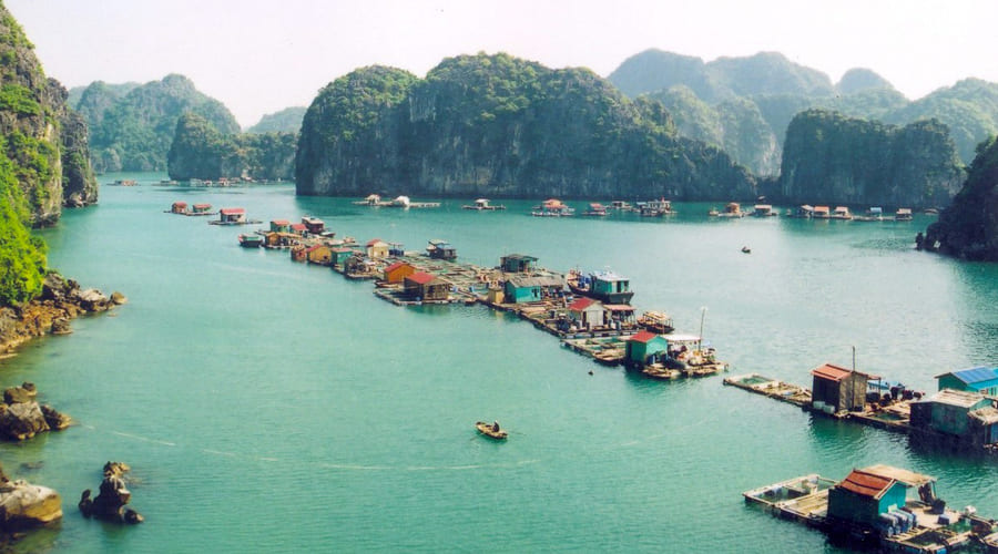 Floating village Cat Ba island - Lan ha Bay
