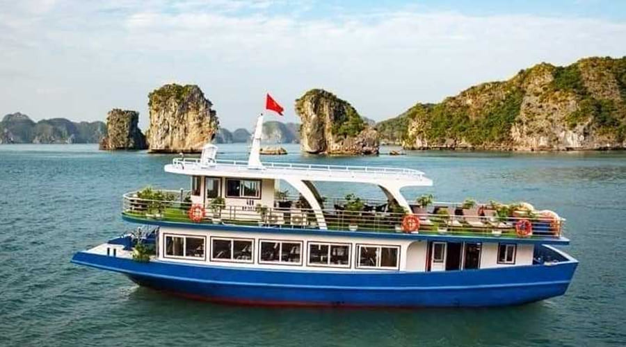 Kayaking Lan Hay Bay tour from Cat Ba island