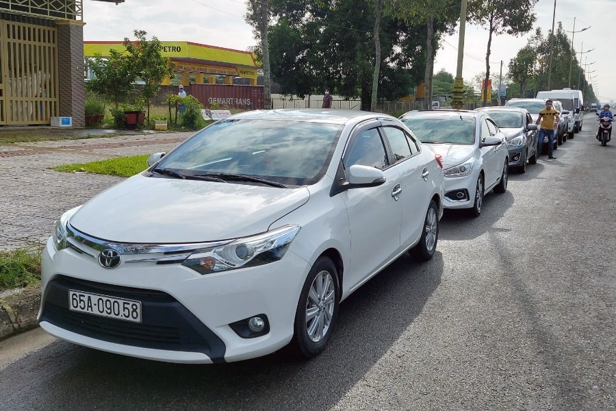 4 seater car for Hanoi Airport pick-up