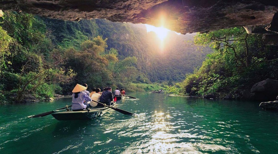 Boat trip in Trang An