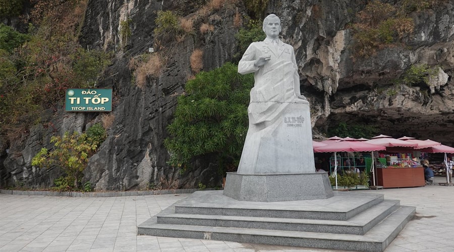 statue on ti top island