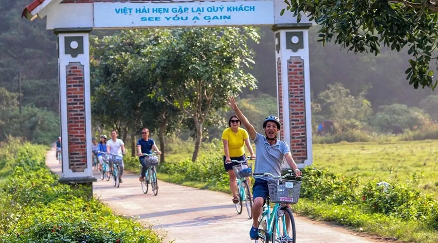 tourist in Viet Hai fishing village