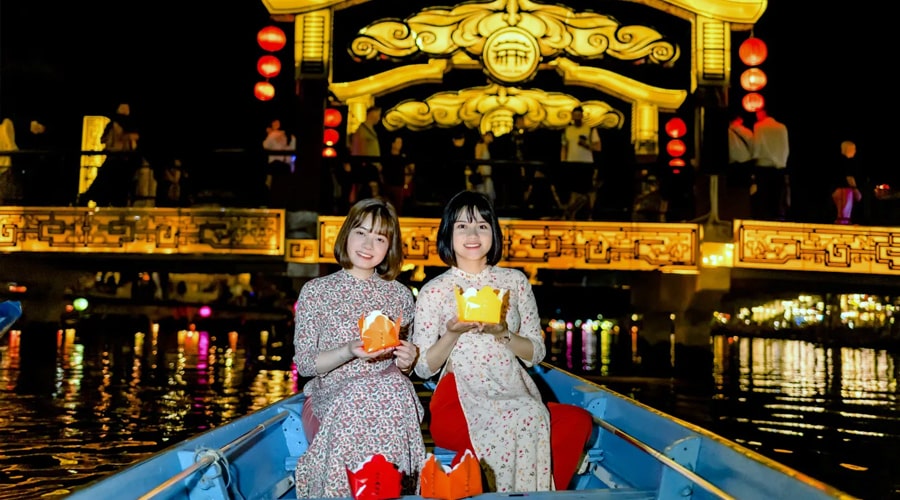 Lantern boat Hoi An